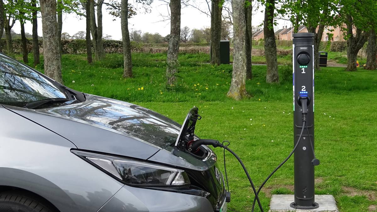 BT switches on first electric vehicle charging point powered by its street cabinets 