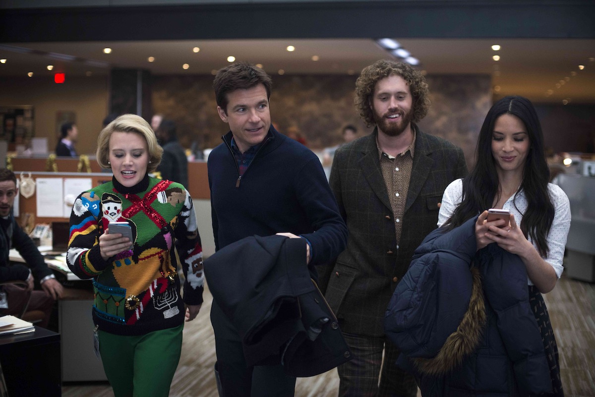Jennifer Aniston and Jason Bateman in new Office Christmas Party trailer